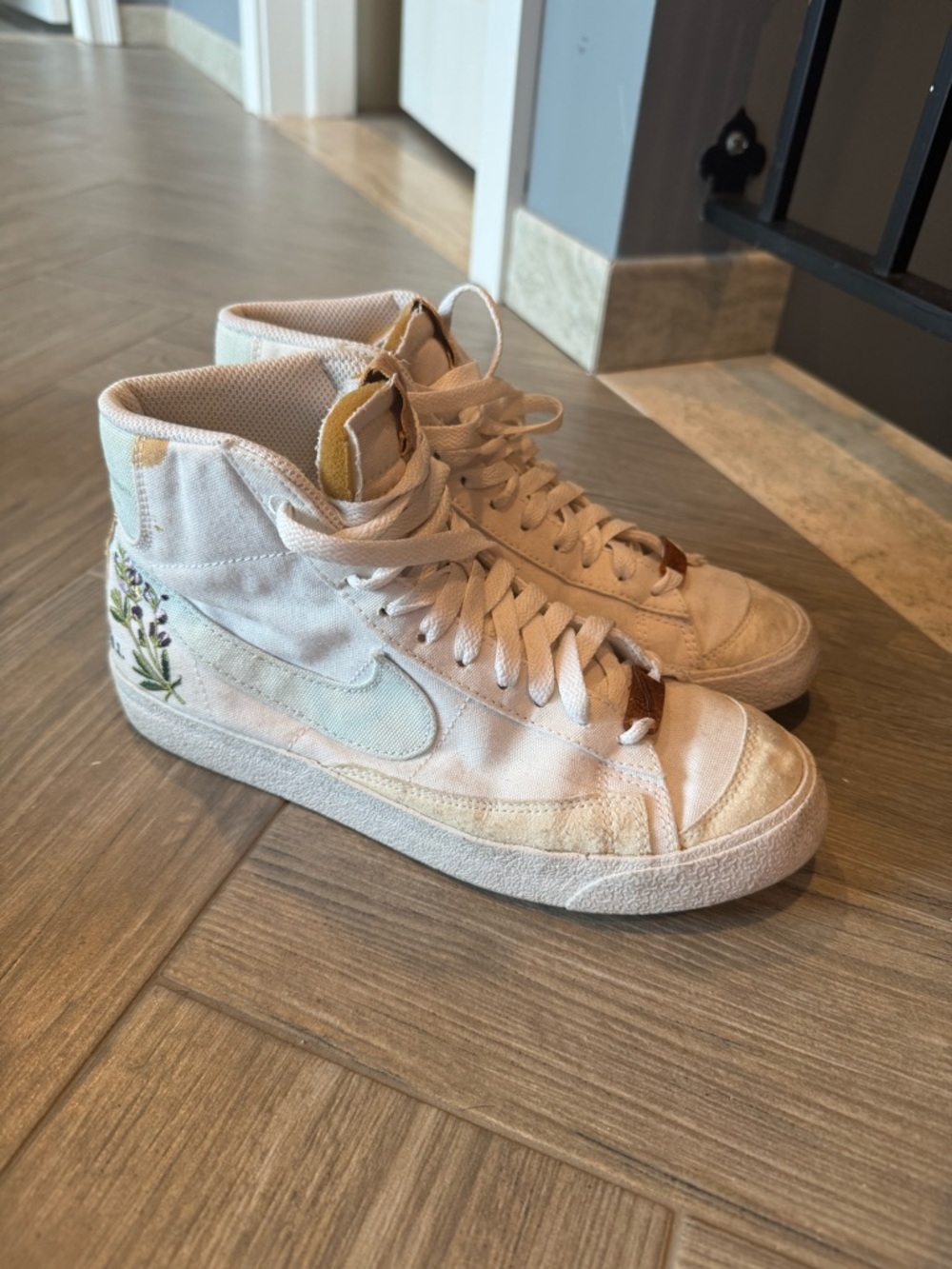 Nike Women’s High-Top Sneakers in Light Beige with Embroidered Floral Detail